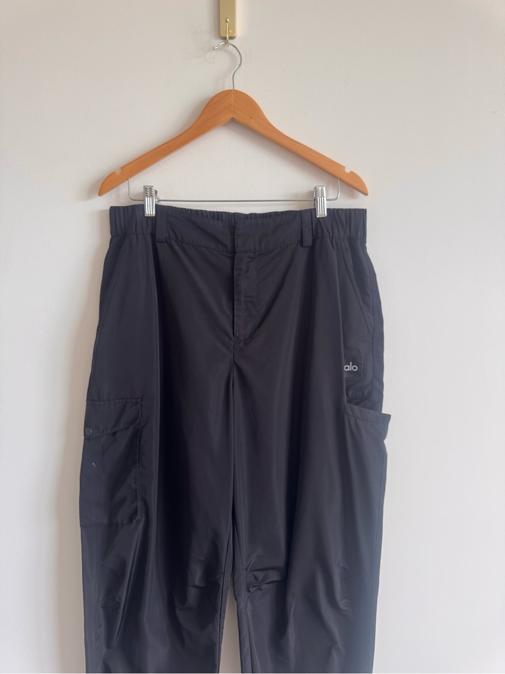 Alo Yoga | High Waist Break Line Celana Cargo Jogger Pants - Black Large - Picture 9 of 12